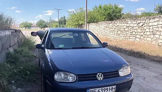 Arabasını çalıştıramadı ama bir yabancı izliyor ve okşuyor