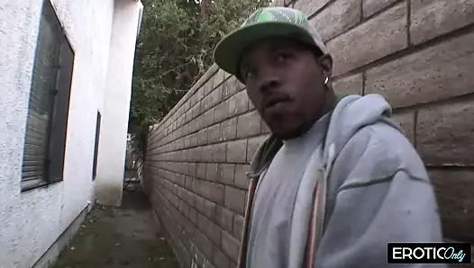 Sie beugt sich vor und will ihn tiefer spüren