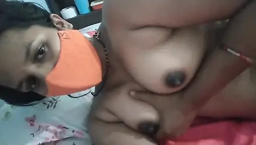 Ateşli Desi Hintli vücut parmaklıyor