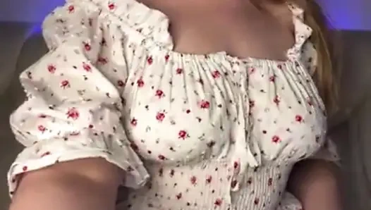 Jucielussie seksi elbisesiyle sıkı amcığını parmaklıyor