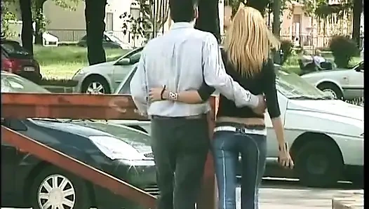 Genç sarışın sürtük parkta güzel bir sakso çekiyor