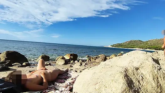 Yabancılar karımı çıplak bir plajda büyük yarağıma dokunup sikerken yakaladı