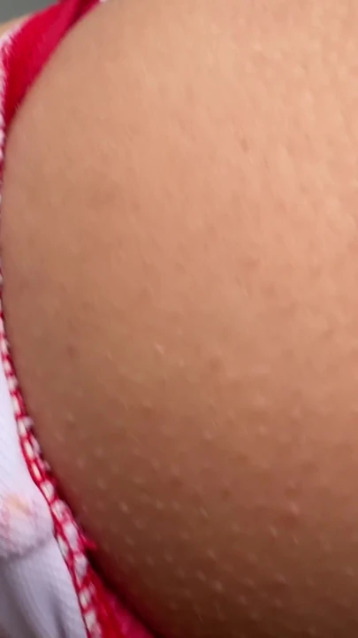 Minyon kız arkadaşımı tatilde havuz başında sikiyorum. Yüze boşalma | Klip 1