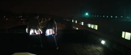 Ana-kardeş ayakta işemeyi ve başarısız olmayı öğren