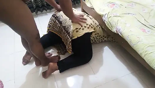 Üvey annem yatağın altında kaldı, sonra onu rahat bir şekilde sikiyorum - ve arkasında bir şey veriyorum