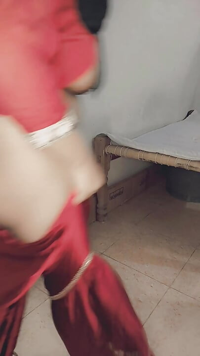 Hintli kayınbiraderi ve kayınbiraderi yatak odasında seks yapıyor