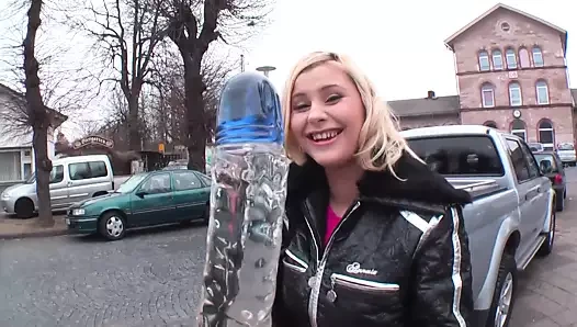 Alexa auf der Strasse eingesammelt und gefilmt