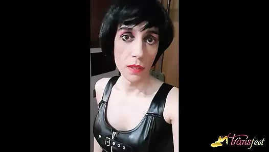 Süper azgın travesti Helena Black götüne dildo sokuyor ve kendi dölünü yalıyor