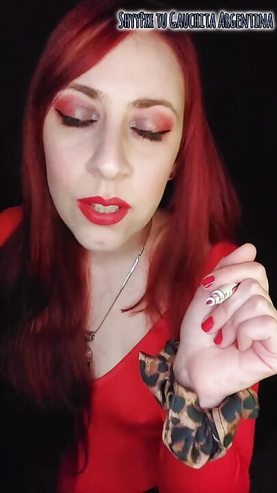 Feminize Etmiş Cuckold ve Ben Bir Gece Kulübünde Penislere Bakıyorum!!