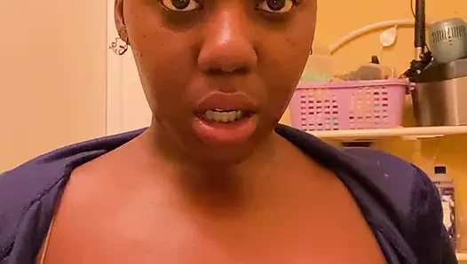 Kadın rapçi küçük memeler dışarı çıkıyor (solo)