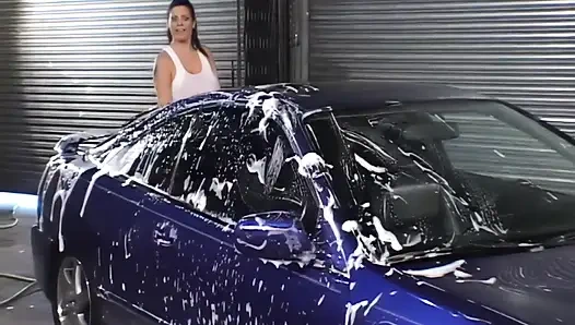 Araba yıkamada çalışıyor