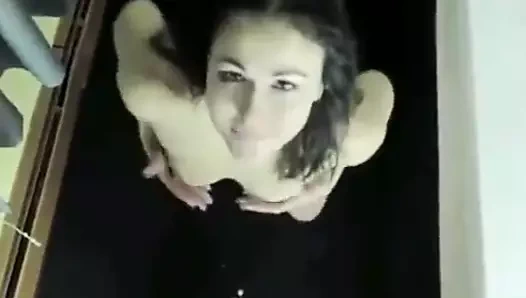 Tangalı kız arkadaş boşalmak için yarağa sallanıyor