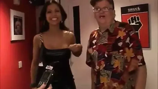 Küçük geri zekalı adamla güzellik