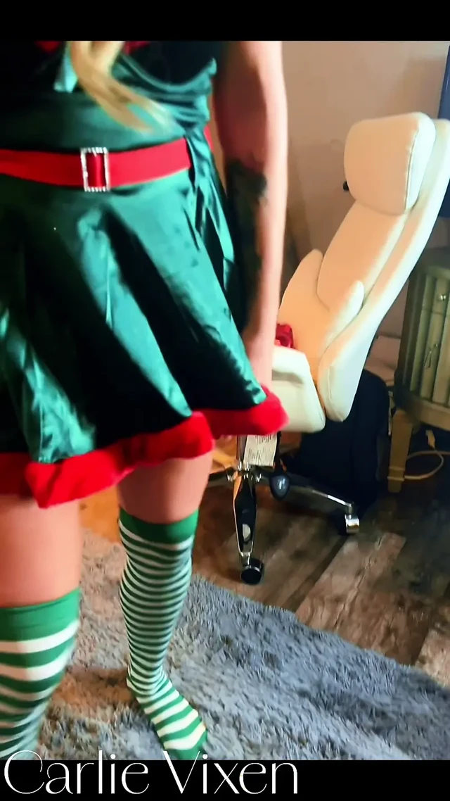 4k Carlie Vixen seksi yeşil elf orta yaşlı seksi kadın amcığını sikiyor ve sonra ilk yüze boşalma için büyük zenci yarağı elfi emiyor