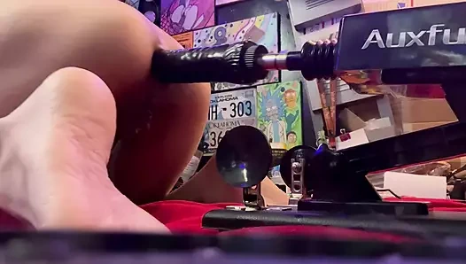 Anal sikiş makinesi tarafından sikiliyor