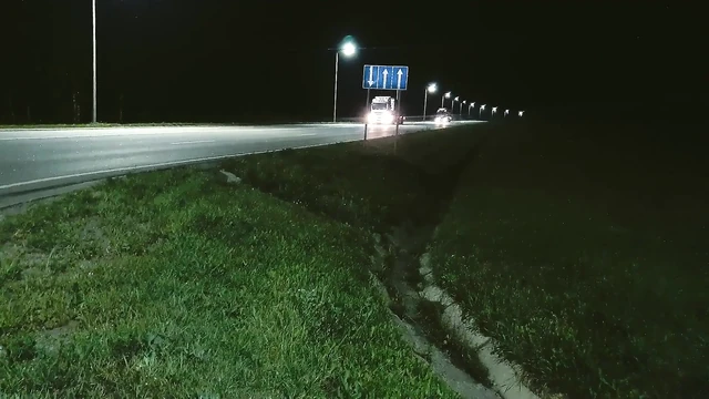 Yolun yakınında arabada riskli mastürbasyon