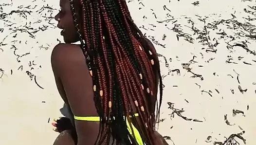 Afrika tanrıçası - sahilde