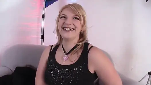 Büyük sert yarak emmesi gerekiyor