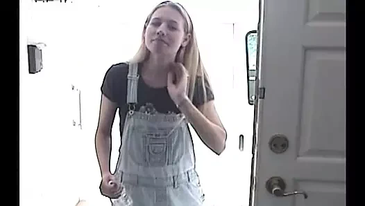 Sarışın kız bazı fotoğraflar çekiyor ve oyuncu seçmelerinde bir adama sakso çekiyor bakış açısı tarzında