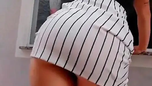 Kızıl saçlı pencereyi temizliyor - Sofia Felix