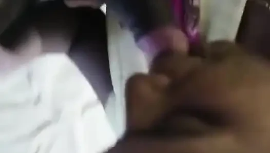 Sarili evli kadın dizlerine sakso çekiyor