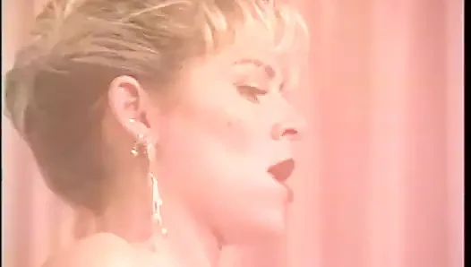 Seksi yarak emen sarışın yarağa bindikten sonra yüzüne boşalmanın tadını çıkarıyor (videoda müzikten başka ses yok)
