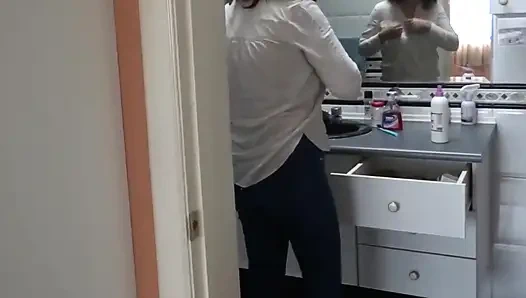 Baldızım ona yarağımı göstermemi ve mastürbasyon yapmamı isterken gösteriş yapmayı seviyor