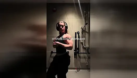 Zar zor reşit olan kız tiktok canlı yayın sırasında sert parmaklanıyor!