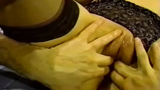 Çifte penetrasyondan hoşlanan minyon orta yaşlı seksi kadın ile klasik seans