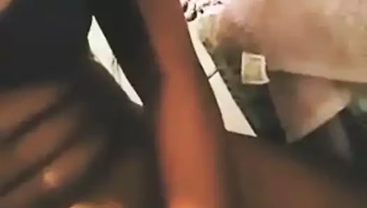 Hintli kız amcık seksi yapıyor, hintli kız banyo odasında el sikişi