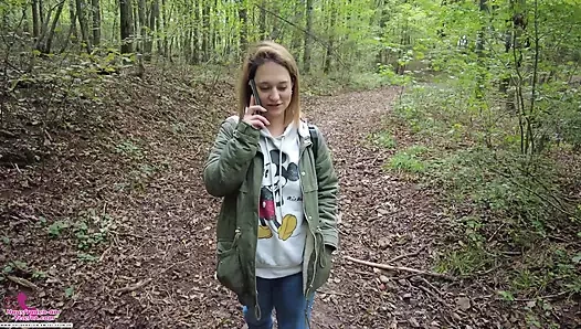 Sapık esmer ormanda telefonda konuşuyor ve azıyor