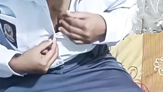 Üniversite öğrencisi üniversiteye gitmeden önce mastürbasyon yapıyor