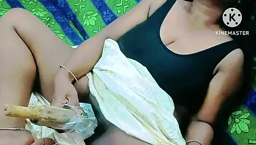 Tamil genç azgın kız ahşap makaralı sopayla tek başına mastürbasyon yapıyor - yüksek sesle inleyerek tamil edepsiz konuşma