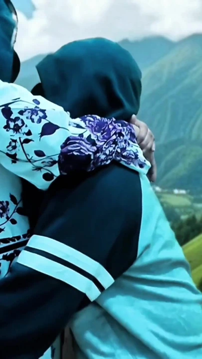 Müslüman tesettürlü evli kadın kocası erkek arkadaşıyla bali'ye tatildeyken döl yutuyor .gerçek hayatta aldatan evli kadın | Klip 1