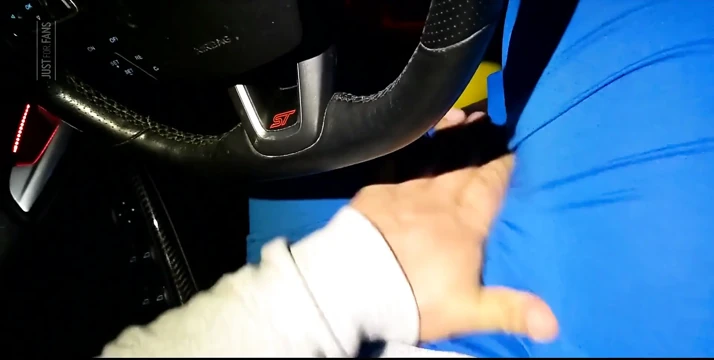 Arabada Bir Damla olarak onunla oynuyor.