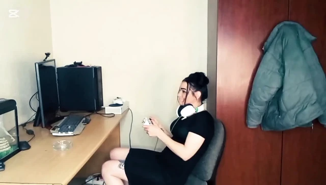 Adam xbox oynayan kızla sikişiyor