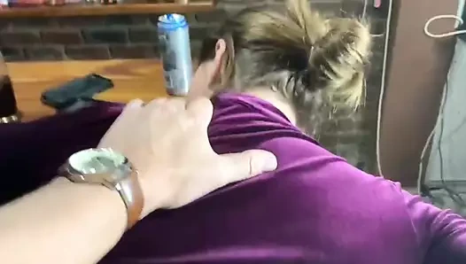 Ateşli üvey annem sıkı amcığını sikmeden önce sikimi emiyor