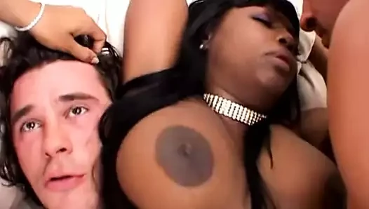 Zenci sürtükler jada fire ve marie luv sırayla yarak paylaşıyor