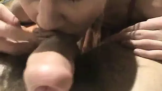 sarışın hevesle onun şaft topları ve pislik yalıyor (jj)