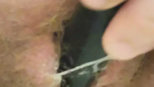 İri güzel kadın klitoris masajı yapıyor ve işiyor.