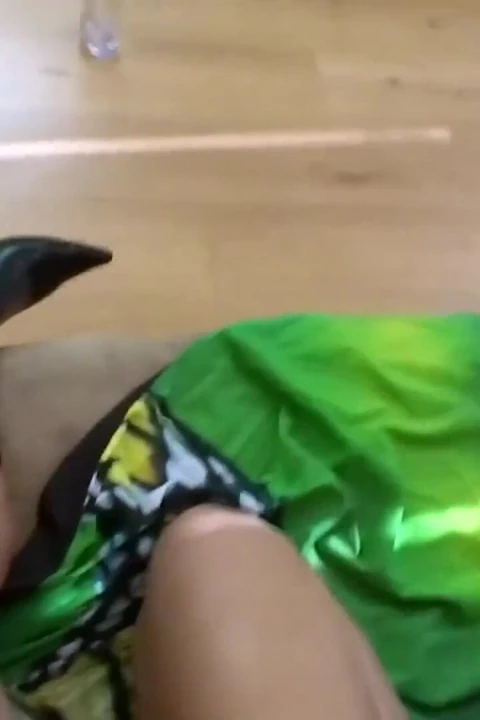 Daria Glower ve Sandra DeMarco takma yarakla birbirlerini memnun etmeye bayılıyor