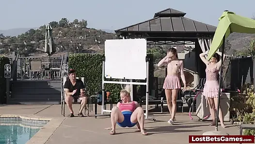 Reality TV kaosundan üç yarışmacıyla çılgın bir striptiz oyunu gösterisine