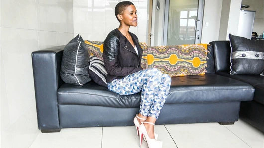 Kısa saç doğal Afrikalı ırklararası iş görüşmesi