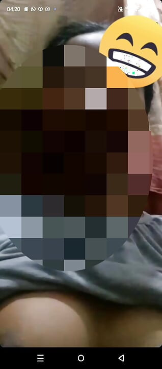 Panggilan video sama mantan istriku dia lagi sange