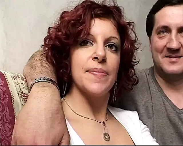 Busty İtalyan redhead kız gösterileri ona becerileri sahip olan seks