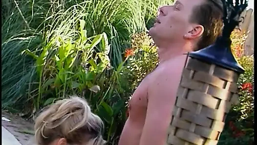 Zinde sürtük havuz başında güzel bebeğin sıkı amını yemeyi seviyor