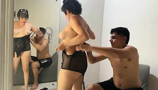 Seksi Latin üvey kız kardeşim iç çamaşırını göstermek için beni odasına çağırıyor, azgınlaşıyorum ve sonunda onu beceriyorum