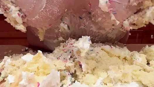 Üvey anne büyük göğüsleriyle doğum günü pastasını mahvediyor