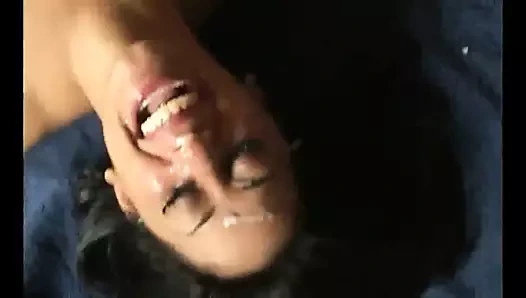 Sürtük gets becerdin ve boşalmak üzerinde ona yüz