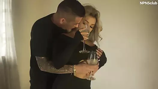 Balkonda birkaç içki içtikten sonra güzel bir Kolombiyalıyla sert sikişiyor- ft natydelgado